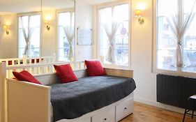 Bright Apartment - Near Garden